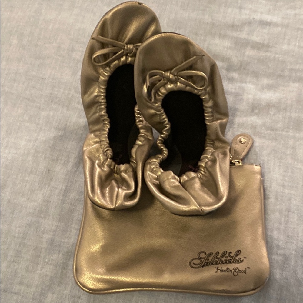 Silver Slippers with Plush Comfort and Shimmering Style, sz M (6-7)